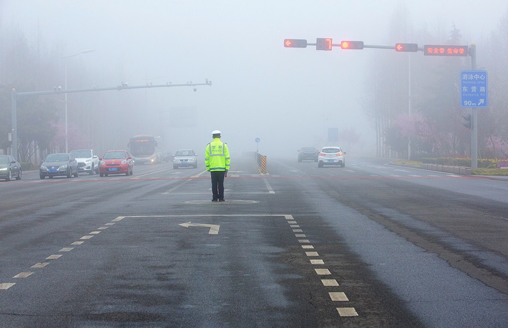 《霧中“警”色》。徐金英攝.jpg