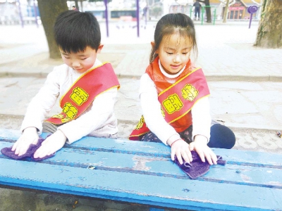 社區(qū)里來了小小志愿者