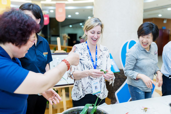 外國專家學包粽子 感受中國傳統文化