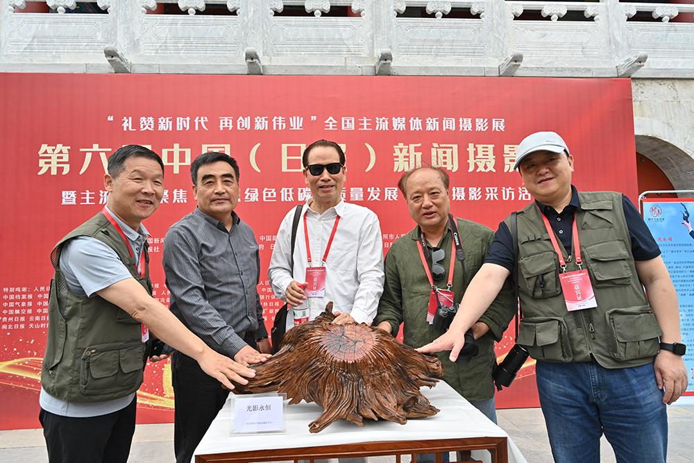 根木文化藝術作品《光影永恒》獲中國新聞攝影學會收藏